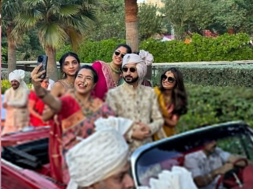 जय पवार यांच्या वरातीचा देखील एक फोटो समोर आला होता.यामध्ये जय पवार गाडीत बसलेले आहेत आणि त्याचे इतर नातेवाईक त्यांच्या सोबत होते. 