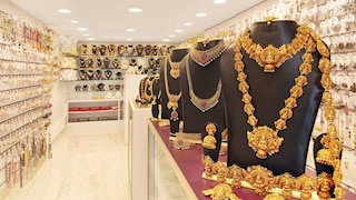 नेहमीच्या गिऱ्हाईकानेच केला गेम, दोन महिन्यात लाखोंची खरेदी; ओळखीच्या लोकांनीच सराफाला लुटलं नेहमीच्या गिऱ्हाईकानेच केला गेम, दोन महिन्यात लाखोंची खरेदी; ओळखीच्या लोकांनीच सराफाला लुटलं