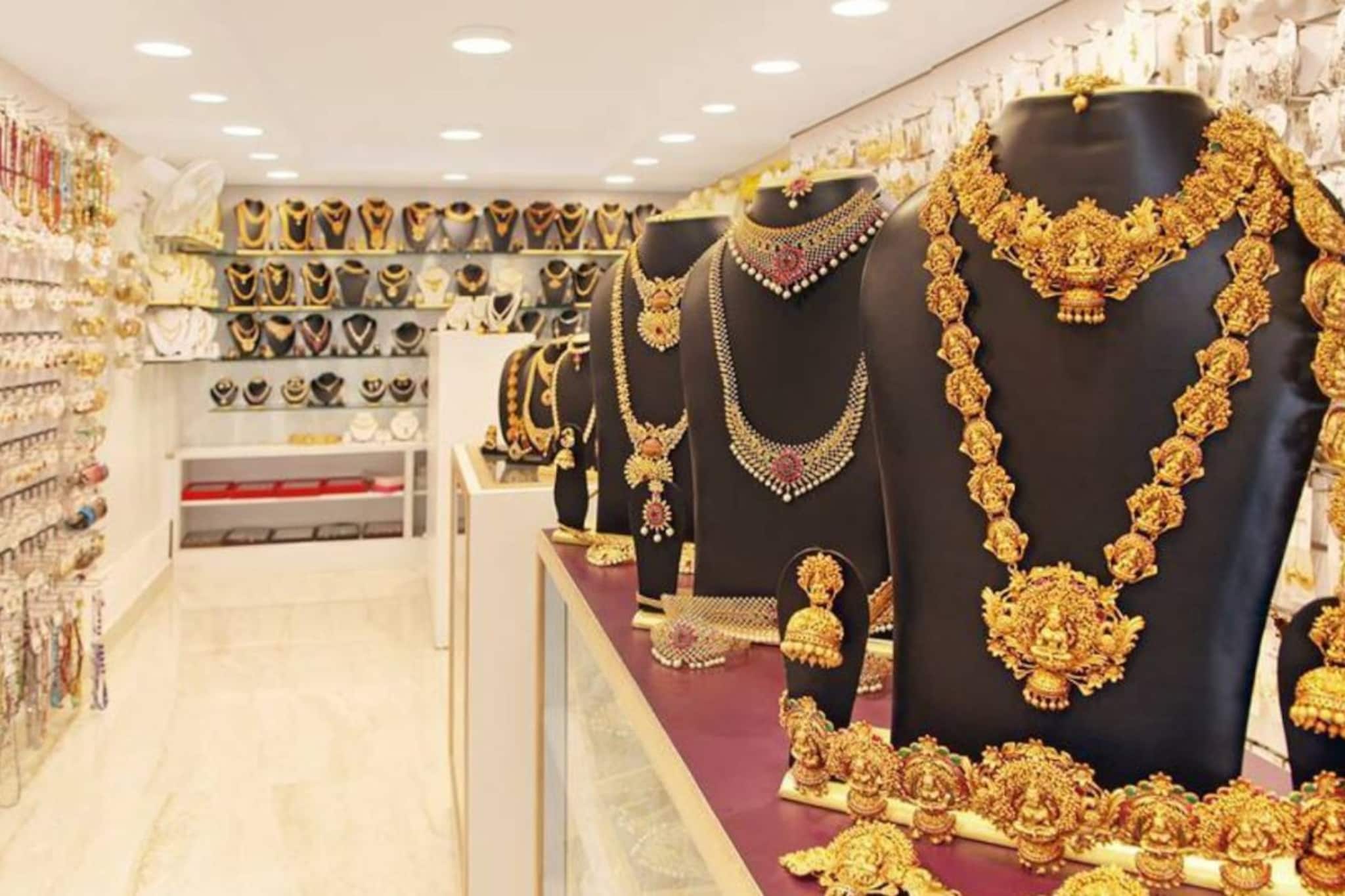 नेहमीच्या गिऱ्हाईकानेच केला गेम, दोन महिन्यात लाखोंची खरेदी; ओळखीच्यांनीच सराफाल नेहमीच्या गिऱ्हाईकानेच केला गेम, दोन महिन्यात लाखोंची खरेदी; ओळखीच्यांनीच सराफाल