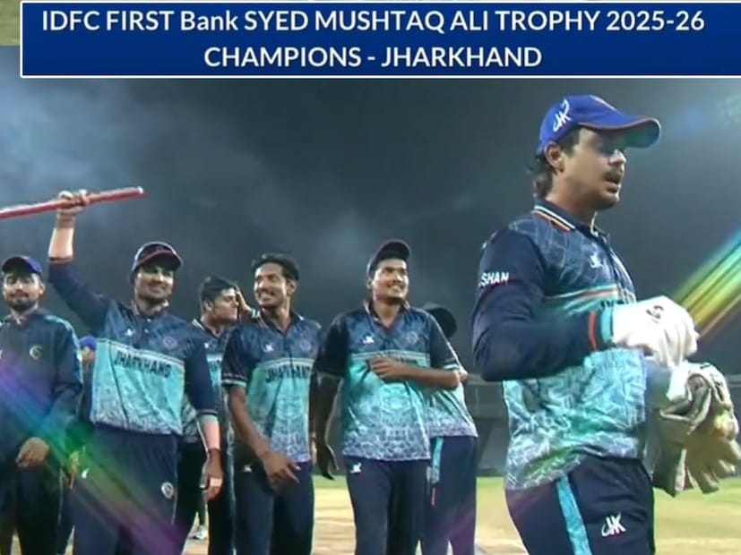 सय्यद मुश्ताक अली ट्रॉफीच्या फायनलमध्ये झारखंडने 69 धावांनी हरयाणाचा पराभव केला आहे.त्यामुळे कर्णधार ईशान किशनच्या नेतृत्वात झारखंडचा संघ टी20 चा नवा बादशाह बनला आहे. सय्यद मुश्ताक अली ट्रॉफीच्या फायनलमध्ये झारखंडने 69 धावांनी हरयाणाचा पराभव केला आहे.त्यामुळे कर्णधार ईशान किशनच्या नेतृत्वात झारखंडचा संघ टी20 चा नवा बादशाह बनला आहे.