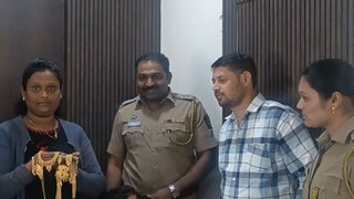 चोरीला गेलेले दागिने मूळ मालकाला परत देताना कराड पोलीस