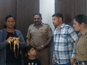 चोरीला गेलेले दागिने मूळ मालकाला परत देताना कराड पोलीस
