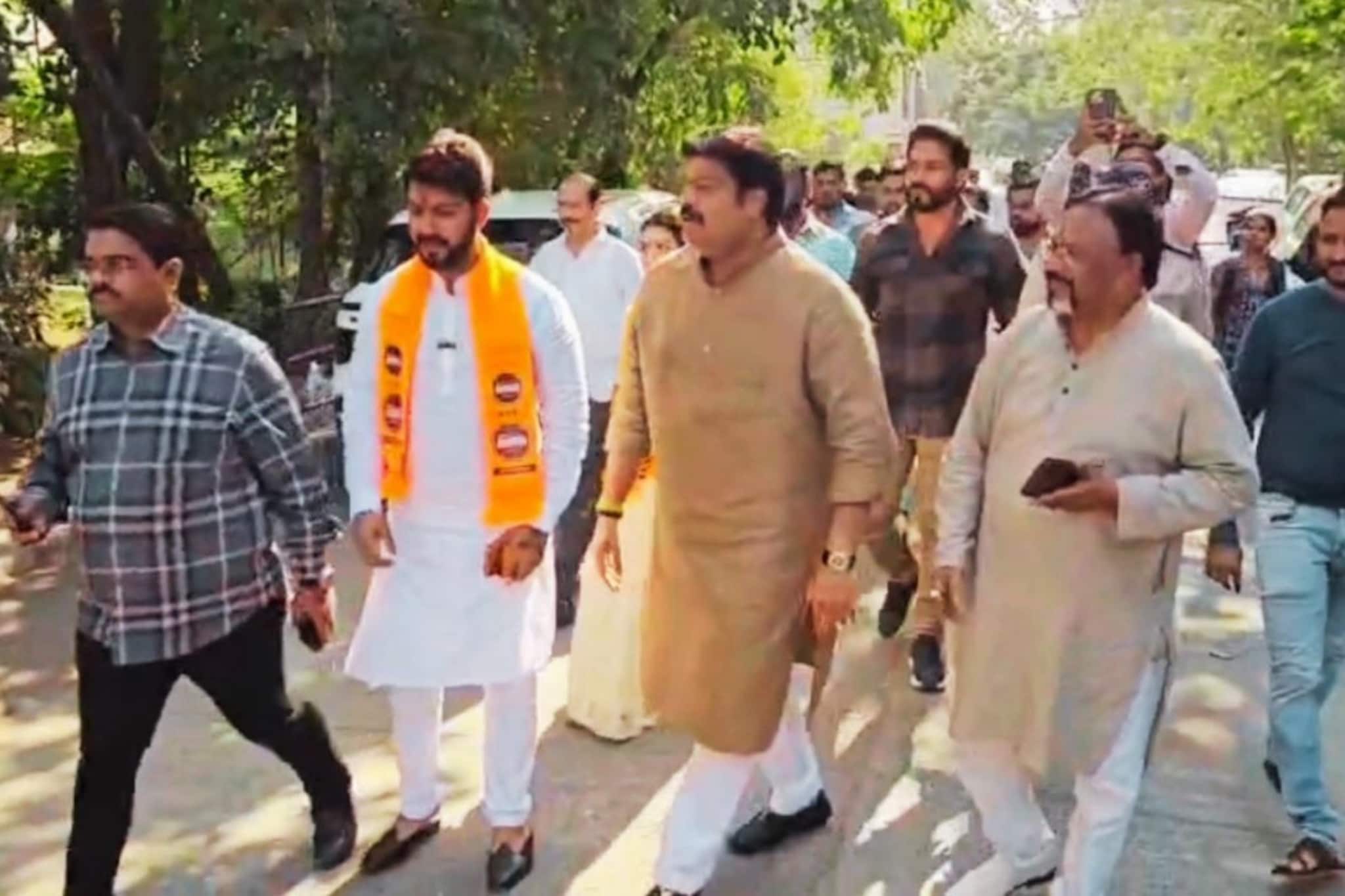 कल्याण-डोंबिवलीमध्ये 'इंजिन' यार्डातून सुटलं, मनसे उमेदवाराने भरला पहिला फॉर्म!