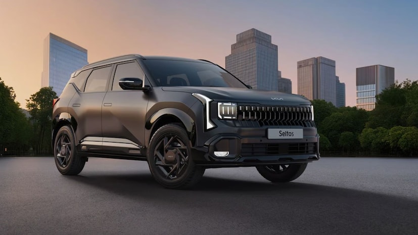 भारतात गेल्या काही दिवसांपासून SUV गाड्यांचा हंगाम आला आहे. एकापेक्षा एक SUV लाँच करण्याचा कंपन्यांनी धडाका लावला आहे. दक्षिण कोरियन कंपनी किया मोटर्स इंडियानेही आता आपली लोकप्रिय Kia Seltos 2025 लाँच केली आहे. जवळपास ६ वर्षांनंतर Kia Seltos चा नवीन अवतार कंपनीने आणला आहे. आता नवीन Kia Seltos 2025 ही प्रीमियम आणि टेक्नालॉजीने सुसज्ज आहे. हाय टेक डिझाइन, लेव्हल-2 ADAS सेफ्टी आणि दमदार इंजिनचा ऑप्शन दिला आहे. भारतात गेल्या काही दिवसांपासून SUV गाड्यांचा हंगाम आला आहे. एकापेक्षा एक SUV लाँच करण्याचा कंपन्यांनी धडाका लावला आहे. दक्षिण कोरियन कंपनी किया मोटर्स इंडियानेही आता आपली लोकप्रिय Kia Seltos 2025 लाँच केली आहे. जवळपास ६ वर्षांनंतर Kia Seltos चा नवीन अवतार कंपनीने आणला आहे. आता नवीन Kia Seltos 2025 ही प्रीमियम आणि टेक्नालॉजीने सुसज्ज आहे. हाय टेक डिझाइन, लेव्हल-2 ADAS सेफ्टी आणि दमदार इंजिनचा ऑप्शन दिला आहे.