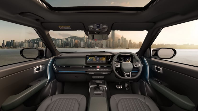 Kia Seltos 2025 मध्ये स्टँडर्ड ट्रिमसह HTE, HTK, HTX आणि GTX असे ट्रिम दिले आहे.सोबतच एक खास X-Line हा व्हेरियंटही उपलब्ध आहे. सोबतच Convenience, Premium आणि ADAS पॅकेजसह ग्राहक हे Kia Seltos 2025 आपल्या गरजेनुसार SUV ला कस्टमाईज करू शकतात.