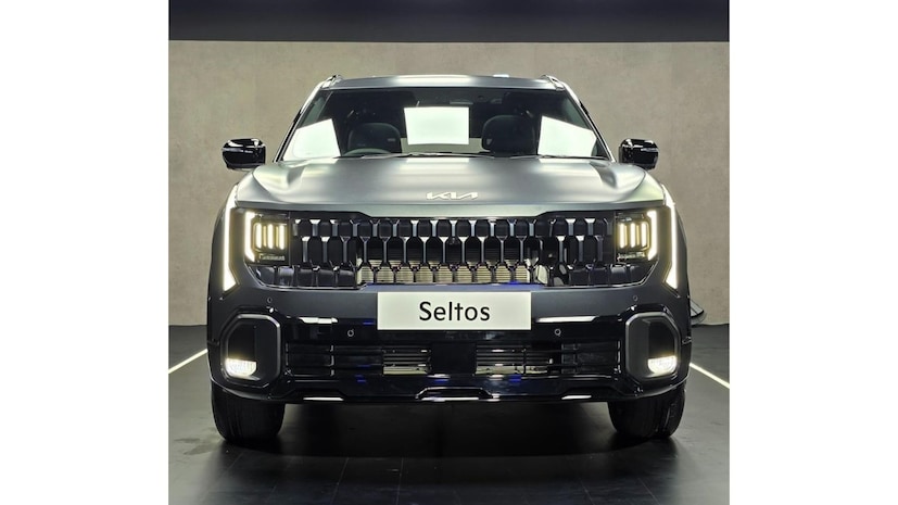 किया मोटर्सने अद्याप Kia Seltos 2025 ची किंमत जाहीर केली नाही.  ११ डिसेंबरच्या रात्रीपासून प्री बुकिंग सुरू झालं आहे.  २५ हजार रुपयांमध्ये Kia Seltos 2025 चं प्री बुकिंग करता येणार आहे. २ जानेवारी २०२६ रोजी या एसयूव्हीच्या किंमतीबद्दल घोषणा करण्यात येईल आणि एसयूव्हीची डिलेव्हरी फेब्रुवारी २०२५ च्या पहिल्या आठवड्यात होईल. 