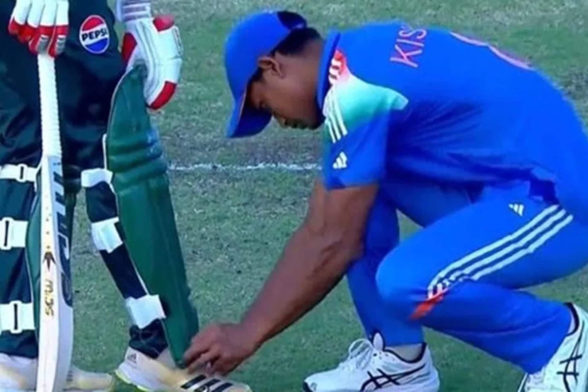 हात मिळवला नाही, पण बुटाची लेस बांधून दिली, IND vs Pak मॅचचा Photo हात मिळवला नाही, पण बुटाची लेस बांधून दिली, IND vs Pak मॅचचा Photo