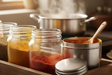 Kitchen : मसाले नेहमी ओले का होतात? गृहिणींना पडलेल्या प्रश्नाचं उत्तर इथे मिळेल, उपाय काय? तेही जाणून घ्या