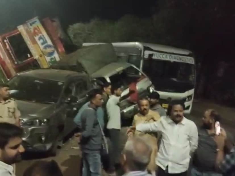 सुदैवाने या विचित्र अपघातात कोणतीही जीवितहानी झाली नाही. hyundai verna चालकाला सुखरूपपणे बाहेर पडता आलं. मात्र, या अपघातात वाहनांचं प्रचंड नुकसान झालं आहे. ट्रकचालकाने वाहनांना धडक का दिली याचं कारण अद्याप समोर येऊ शकलं नाही. 