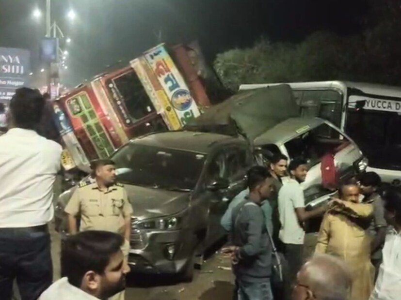 कोल्हापूरमधील सायबर चौकात मंगळवारी रात्री विचित्र अपघात घडला. चौकाजवळ असलेल्या सिग्नलवर गाड्या थांबलेल्या होत्या. त्याचवेळी उसाने भरलेला ट्रक भरधाव वेगात आला आणि समोर असलेल्या वाहनांना धडकला.