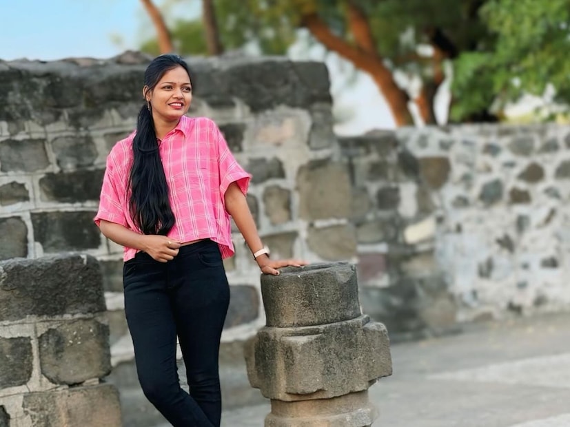 पोलिसांनी कोमल आणि तिचा बॉयफ्रेंडवर पाथर्डी पोलीस स्टेशनमध्ये भारतीय न्याय संहिता 2023 च्या कलम 303 (2) अंतर्गत गुन्हा दाखल केला असून  या दोघांनी अजून किती ठिकाणी चोरी केल्या आहेत याचा तपास सुरू आहे.