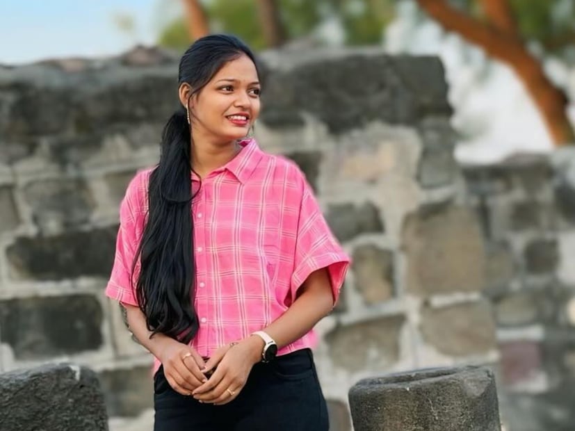 इंस्टाग्राममध्ये एक दुसरी रील पुढे गेली की एखादी पोरगी कुठल्या तरी गाण्यावर किंवा सिनेमाच्या सीनवर हटके स्टाईलमध्ये डायलॉग मारताना दिसतात, त्यांची ही अदा फॉलोअर्स लोकांना भावते, पण, फॉलोअर्स लोकांना खूश करण्यासाठी अहिल्यानगरमधील एक मराठी मुलगी कोमल काळेचे वेगळेच कारनामे समोर आले आहे. 