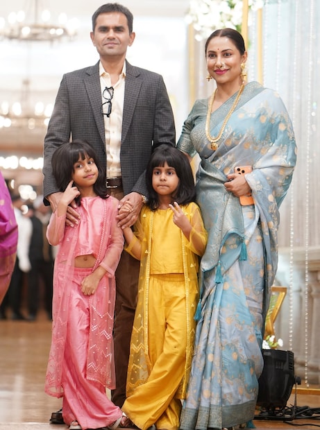 अभिनेत्री पूजा बिरारी आणि सोहम बांदेकर यांच्या लग्नात क्रांतीने सहपरिवार हजेरी लावली होती. लग्नात पहिल्यांदा छबील आणि गोदो यांचा चेहरा पहिल्यांदा चाहत्यांसमोर आला. छबील आणि गोदोला पाहून चाहत्यांचा आनंद गगनात मावेनासा झाला.