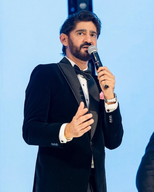 दरम्यान, कृतिका ही हिंदी टीव्ही विश्वातील आघाडीची अभिनेत्री असून गौरव कपूर प्रसिद्ध होस्ट आहे. आजवर त्याने अनेक क्रिकेट सामन्यांचं होस्टिंग केलं आहे. अशातच आता या दोघांनी आपलं रिलेशनशिप पब्लिक केल्यानंतर कृतिकाच्या चाहत्यांना गौरवच्या उत्पन्नाबद्दल जाणून घेण्याची उत्सुकता लागली आहे.