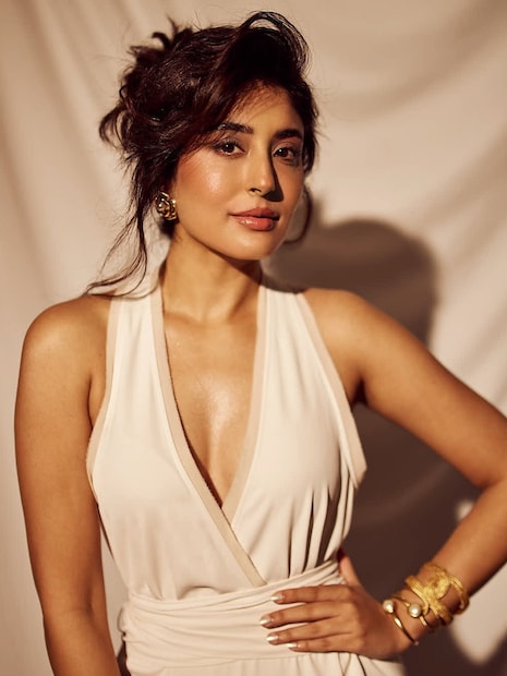 मुंबई: टीव्ही अभिनेत्री कृतिका कामराने 'कितनी मोहब्बत है' आणि 'कुछ तो लोग कहेंगे' सारख्या हिट टीव्ही शोमधून प्रचंड प्रसिद्धी मिळवली. यानंतर तिने वेब सीरिज आणि चित्रपटांकडे लक्ष वळवले. ती 'तांडव', 'बंबई मेरी जान' आणि 'भीड़' यांसारख्या वेब सीरिज आणि चित्रपटांमध्ये दमदार भूमिका करताना दिसली आहे. मुंबई: टीव्ही अभिनेत्री कृतिका कामराने 'कितनी मोहब्बत है' आणि 'कुछ तो लोग कहेंगे' सारख्या हिट टीव्ही शोमधून प्रचंड प्रसिद्धी मिळवली. यानंतर तिने वेब सीरिज आणि चित्रपटांकडे लक्ष वळवले. ती 'तांडव', 'बंबई मेरी जान' आणि 'भीड़' यांसारख्या वेब सीरिज आणि चित्रपटांमध्ये दमदार भूमिका करताना दिसली आहे.