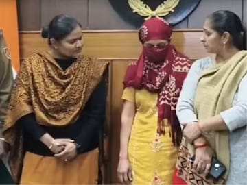 सुंदर मुलं दिसताच बुडवून मारायची 'Psycho Killer', स्वत:च्या मुलालाही संपवलं, 4 चिमुरड्यांच्या मृत्यूने खळबळ सुंदर मुलं दिसताच बुडवून मारायची 'Psycho Killer', स्वत:च्या मुलालाही संपवलं, 4 चिमुरड्यांच्या मृत्यूने खळबळ