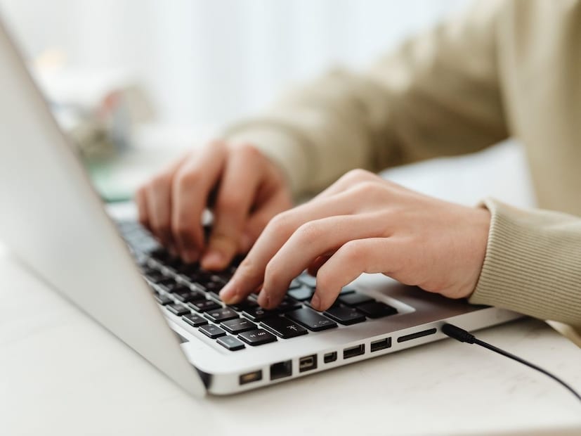 तुमच्या Laptopला Virus आणि हॅकर्सपासून वाचवण्यासाठी अँटीव्हायरस आवश्यक आहे. काही लोक अँटीव्हायरस खरेदी करून त्यांच्या सिस्टम सुरक्षित करतात. तर काहीजण त्यावर पैसे खर्च करणे टाळतात. तुमच्या सिस्टममध्ये आधीच एक फ्री सुरक्षा टूल आहे हे जाणून तुम्हाला आश्चर्य वाटेल. परंतु अनेकांना त्याबद्दल माहितीही नसते. हे टूल तुमच्या लॅपटॉपला दुर्भावनापूर्ण फाइल्स आणि व्हायरसपासून वाचवण्यासाठी काम करते.