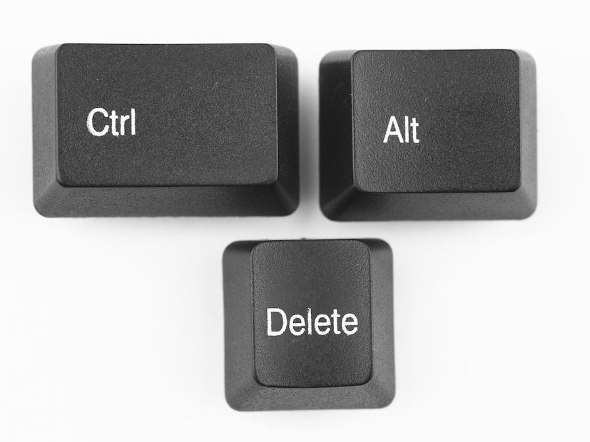 मायक्रोसॉफ्ट विंडोजने Ctrl + Alt + Delete या की-कॉम्बिनेशनला सिक्युर अटेन्शन सिक्वेन्स (SAS) नाव दिलं आहे. याचा अर्थ असा की ही की-सीक्वेन्स कॉम्प्युटरच्या सिस्टीमला विशेष, सुरक्षित सिग्नल पाठवते, ज्याला कोणतंही इतर अप्लिकेशन ब्लॉक करू शकत नाहीत.