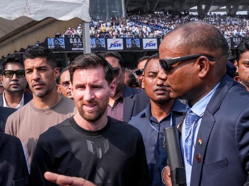 दिग्गज फुटबॉलपट्टू लिओनेल मेस्सी भारत दौऱ्यावर आला आहे. आज तो कोलकत्ताच्या सॉल्ट लेक स्टेडिअमला उपस्थित होता. यानंतर संध्याकाळी तो हैदराबादला रवाना झाला आहे. दिग्गज फुटबॉलपट्टू लिओनेल मेस्सी भारत दौऱ्यावर आला आहे. आज तो कोलकत्ताच्या सॉल्ट लेक स्टेडिअमला उपस्थित होता. यानंतर संध्याकाळी तो हैदराबादला रवाना झाला आहे.