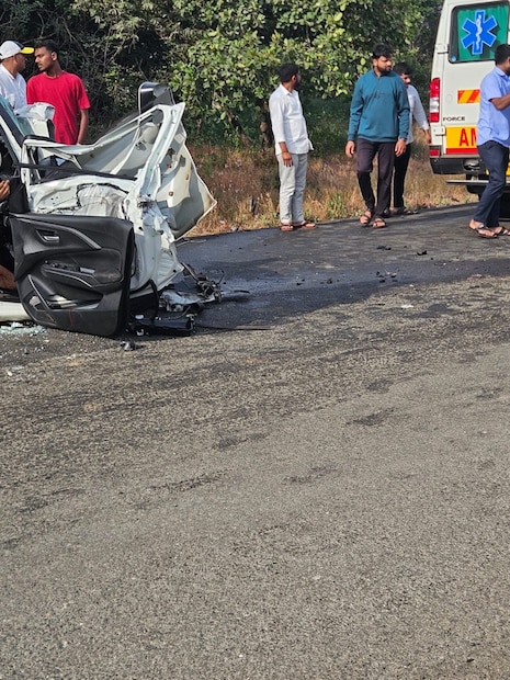 गोवा येथून पर्यटनासाठी आलेल्या दोन पर्यटकांचा अपघातात दुर्दैव मृत्यू झाल्याची घटना आज सकाळी लोणावळा येथे घडली लोणावळ्या हुन सहारा सिटी कडे जाणाऱ्या रस्त्यावर शिवलिंग पॉईंट येथे भरधाव स्विफ्ट कार वरील चालकाचे नियंत्रण सुटल्याने कार ने समोरून येणाऱ्या डंपरला जोरदार धडक दिली कारचा वेग अनियंत्रित असल्याने धडक एवढी भीषण होती की स्वीफ्ट कारचा दर्शनीभाग पूर्णपणे चक्काचूर झाला आहे