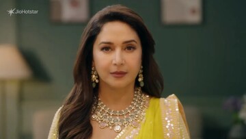 58 वर्षीय माधुरीने भल्याभल्यांना लोळवलं; 'मिसेस देशपांडे'साठी केलं असं काही की..