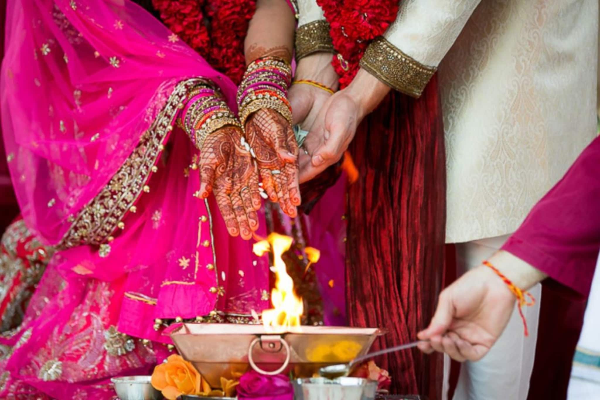 दिव्यांग व्यक्तींच्या विवाहासाठी सरकारकडून 2.5लाखांचे अनुदान; काय आहे योजना अटी? दिव्यांग व्यक्तींच्या विवाहासाठी सरकारकडून 2.5लाखांचे अनुदान; काय आहे योजना अटी?