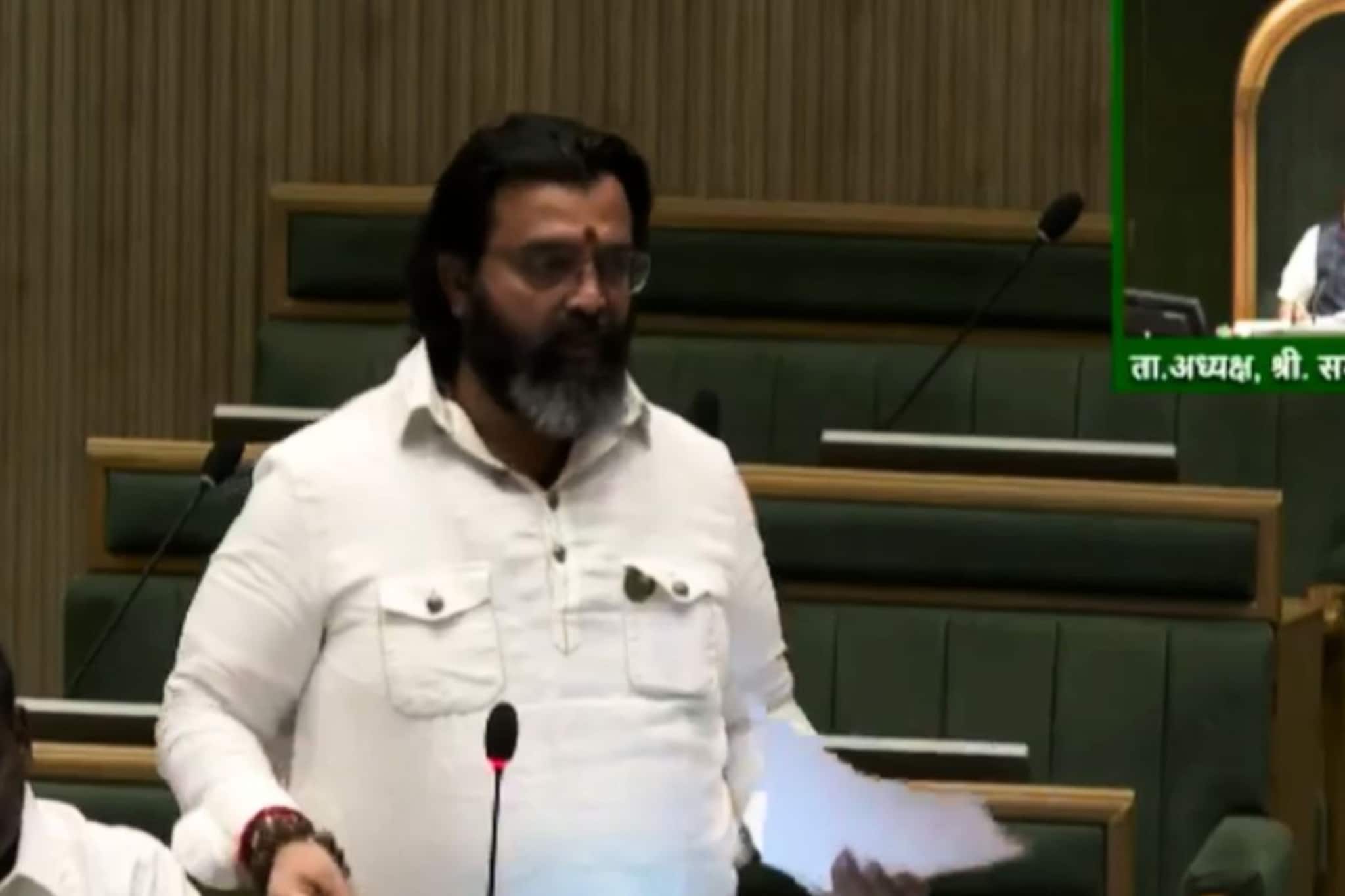 पाकिस्तानी ब्रँड पुण्यात कसे,लव्ह जिहादनंतर 'कॉस्मेटिक जिहाद'? BJP आमदाराचा आरोप पाकिस्तानी ब्रँड पुण्यात कसे,लव्ह जिहादनंतर 'कॉस्मेटिक जिहाद'? BJP आमदाराचा आरोप