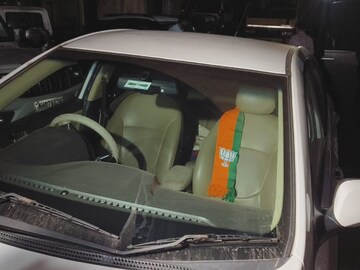 Photos: कोकणात मध्यरात्री मोठा राडा, भाजप नेत्याच्या कारमध्ये लाखोंचं घबाड