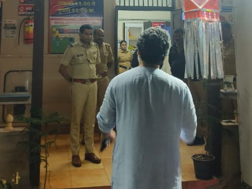 नगर परिषद आणि नगर पंचायत निवडणुकीच्या पार्श्वभूमीवर मालवण पोलिसांनी रात्री १० वाजता प्रचार संपल्यानंतर रात्री उशिरा नाकाबंदी सुरू केली होती. 