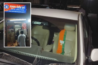 Photos: कोकणात मध्यरात्री मोठा राडा, भाजप नेत्याच्या कारमध्ये लाखोंचं घबाड