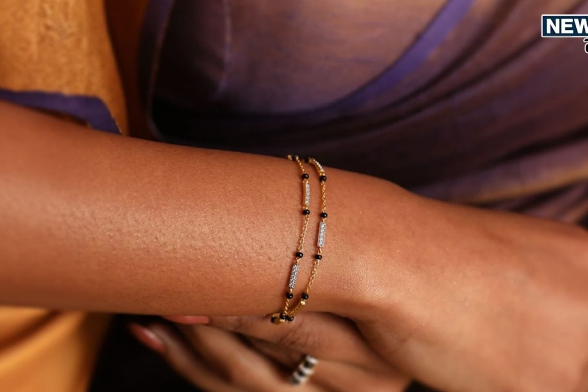 महिलांनो सावधान! फॅशनसाठी हातात घालत असाल मंगळसूत्र तर होईल नुकसान