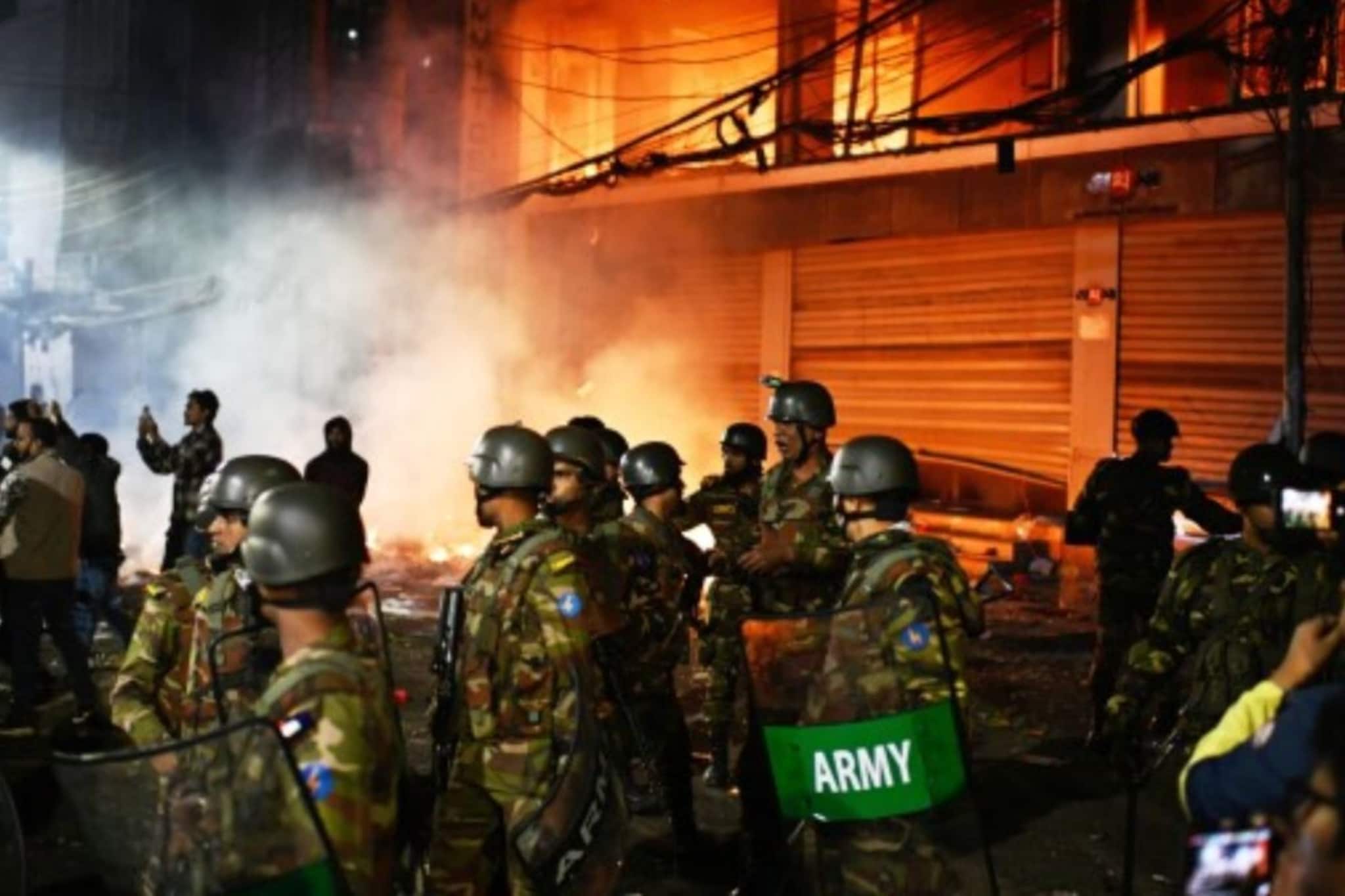 बांगलादेशात शेख हसीनांच्या कट्टर विरोधकाची हत्या, आंदोलकांनी पेटवला देश बांगलादेशात शेख हसीनांच्या कट्टर विरोधकाची हत्या, आंदोलकांनी पेटवला देश