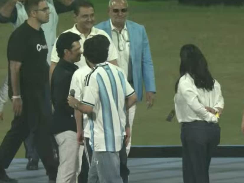 दिग्गज फुटबॉलपट्टू लिओनेल मेस्सी आज मुंबईच्या दौऱ्यावर आला आहे. मुंबईतील वानखेडेच्या मैदानावर त्याचे जल्लोषात स्वागत करण्यात आले होते. दिग्गज फुटबॉलपट्टू लिओनेल मेस्सी आज मुंबईच्या दौऱ्यावर आला आहे. मुंबईतील वानखेडेच्या मैदानावर त्याचे जल्लोषात स्वागत करण्यात आले होते.