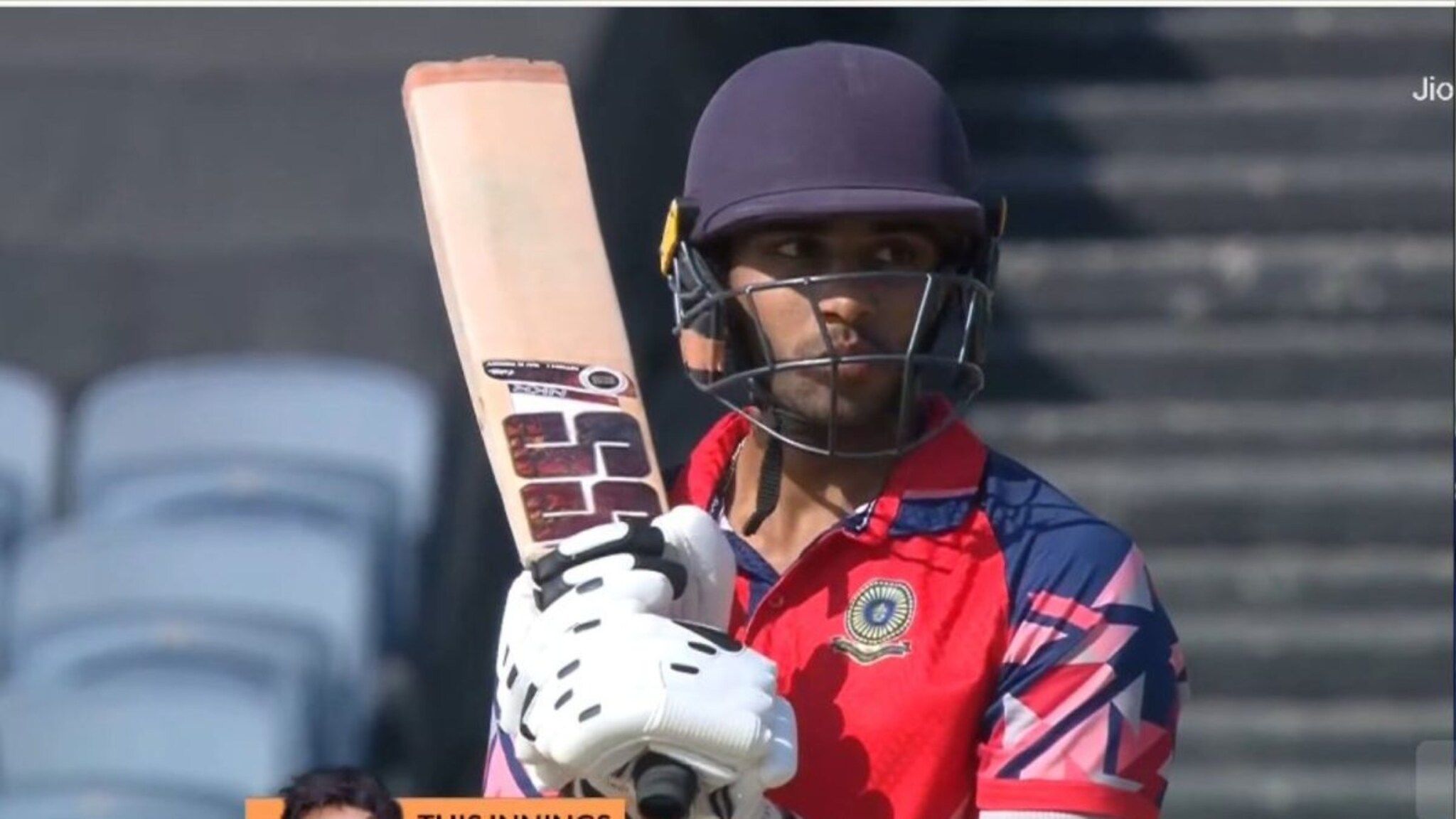 56 वर 5 विकेट, अर्धा संघ तंबुत परतला, तरी पठ्ठ्याने हार मानली नाही, मॅक्सवेल स्टाईलने मॅच जिंकवली