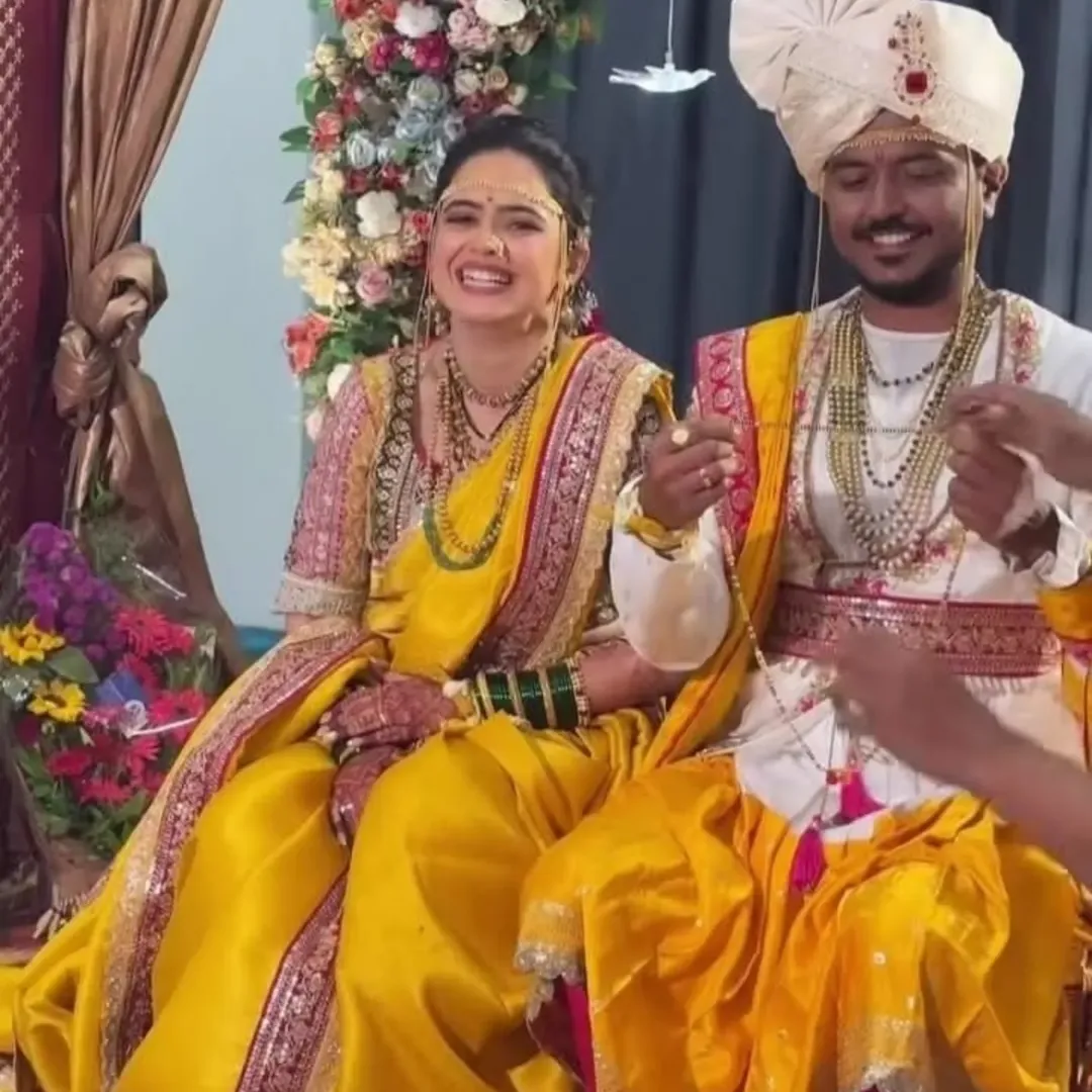 भाग्यश्रीनं तिच्या लग्नात पिवळ्या रंगाची साडी नेसली होती. नाकात नथ, हातात हिरवा चुडा आणि डिझानर ब्लाऊज असा पारंपरिक पोषाख भाग्यश्रीवर खुलून दिसत होता.  