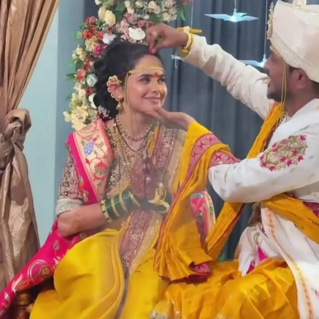 उदय कुंडप असं अभिनेत्री भाग्यश्री न्हालवेच्या नवऱ्याचं नाव आहे.  उदय हा पेशानं डॉक्टर आहे. भाग्यश्रीच्या लग्नाचे फोटो सोशल मीडियावर व्हायरल होत आहे. चाहत्यांनी तिला तिच्या भावी आयुष्यासाठी शुभेच्छा आणि शुभाशीर्वाद दिलेत. 