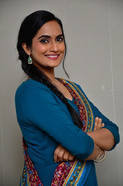 एकीकडे मुंबईतल्या चाळीत राहणारी, कुटुंबाची जबाबदारी सक्षमपणे पेलणारी आणि तरीही आयुष्याकडे सकारात्मक दृष्टीने पहाणारी नुपूर. तिच्या मते सगळेच परिपूर्ण नसतात. जग इमपरफेक्शनच्या तत्वांवर चालतं. तर दुसरीकडे ग्लॅमर, लाईट्स आणि परफेक्शनच्या जगातला सुमती इव्हेंट्सचा मालक मल्हार खानविलकर.