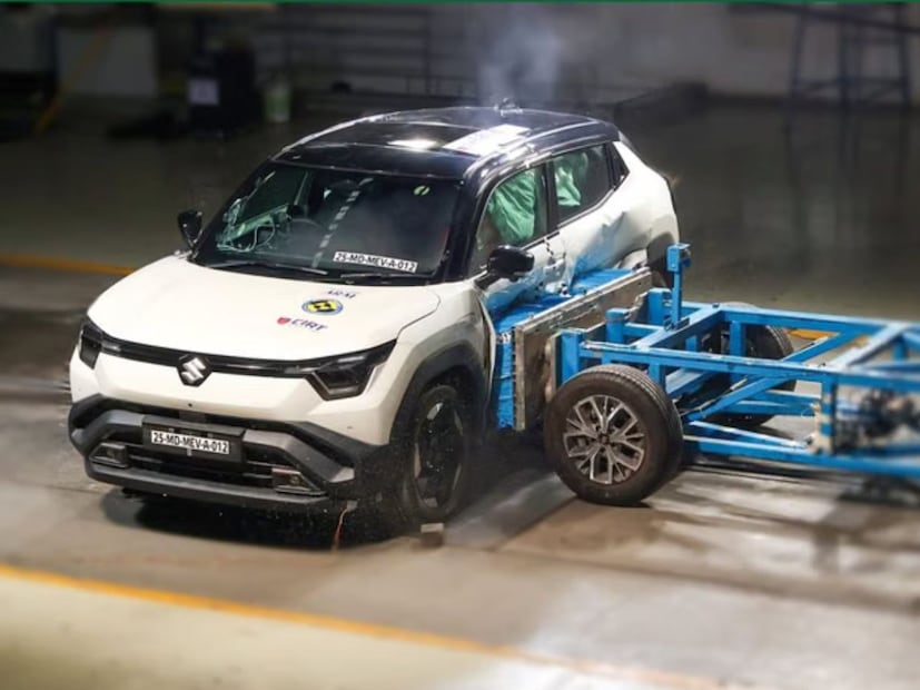 भारत  NCAP क्रॅश टेस्टमध्ये Maruti Suzuki E Vitara ला सर्वाधिक  32 पैकी 31.49 गूण मिळाले आहे. ज्यामुळे ती सहज  5 स्टार रेटिंग एसयूव्ही असल्याचं शिक्कामोर्तब झालं आहे.  Maruti Suzuki E Vitara मध्ये दोन्ही पुरुषांचे डमी ठेवले होते, त्यांच्या छाती, पाय आणि गुडघ्याला पूर्णपणे सुरक्षा मिळाली. तर  फ्रंटल ऑफसेट डिफॉर्मेबल टेस्टमध्ये 16 मधून 15.49 गूण मिळाले.