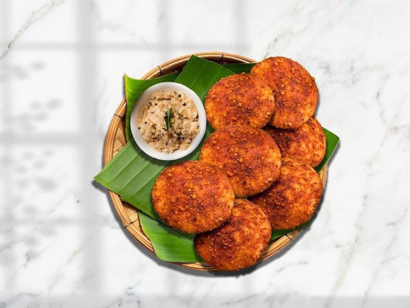 हा पदार्थ आहे झटपट होणारा 'मसाला इडली फ्राय', जो लहान मुलांना आणि मोठ्यांनाही खूप आवडतो. या रेसिपीमध्ये कमीत कमी साहित्य लागते आणि चव मात्र लाजवाब असते. चला तर मग, शिल्लक इडली फ्राय बनवण्याची सोपी आणि कृती पाहूया.