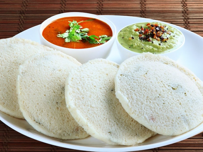 आवश्यक साहित्य (Ingredients Required)शिल्लक इडली 8 ते 10 नग
तेल (Oil) 2 मोठे चमचे
मोहरी (Mustard Seeds)1/2 चमचा
कढीपत्ता (Curry Leaves)5-6 पाने
बारीक चिरलेला कांदा 1 मध्यम आकाराचा
बारीक चिरलेली शिमला मिरची (ऐच्छिक)1/4 वाटी
टोमॅटो प्यूरी / बारीक चिरलेला टोमॅटो 2 मोठे चमचे
मसाले: हळद, लाल तिखट, गरम मसाला प्रत्येकी 1/2 चमचा
मीठ चवीनुसार कोथिंबीर सजावटीसाठी