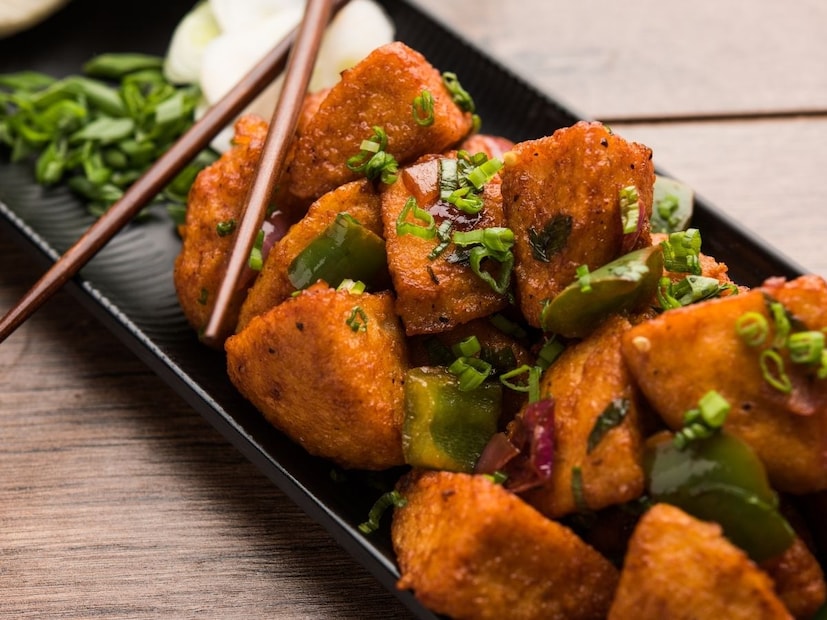 तयार झालेल्या मसाल्यात इडलीचे तुकडे टाका. इडलीचे तुकडे मसाल्यात हलक्या हाताने आणि हळूवारपणे (Slowly and gently) मिसळा, जेणेकरून मसाला प्रत्येक तुकड्याला लागेल आणि इडली तुटणार नाही. मध्यम आचेवर इडलीचे तुकडे 2 ते 3 मिनिटे फ्राय करून घ्या. गॅस बंद करा. बारीक चिरलेल्या कोथिंबीरीने सजवा.गरमागरम 'मसाला इडली फ्राय' आता खाण्यासाठी तयार आहे. हा पदार्थ तुम्ही नुसताच किंवा टोमॅटो सॉससोबत सर्व्ह करू शकता.