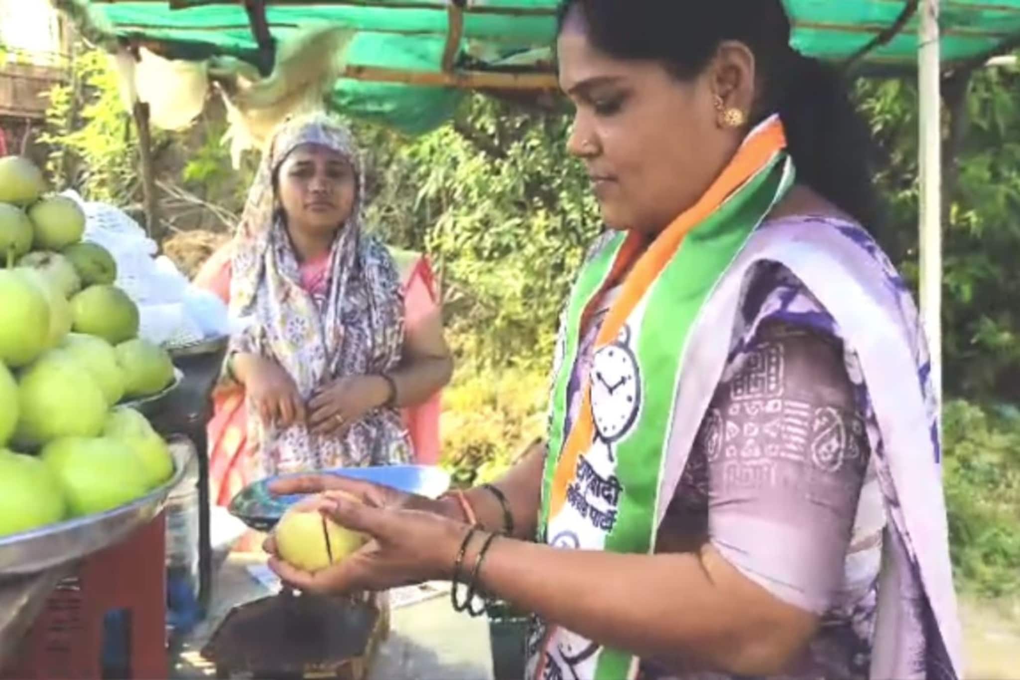 मतदाराचं मन मोठं! फळ विकून पोट भरणाऱ्या पेरूवाल्या ताई जिंकल्या, एकच जल्लोष