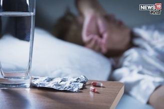 उशाला झोपताना औषध ठेवताय तर आजच सवय मोडा, नाहीतर गंभीर आजार वाटचं पाहातयात!