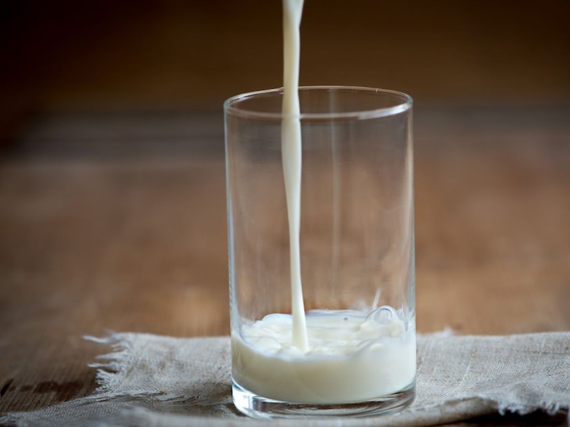 पांढऱ्या रंगाचं 'हे' आहे वैज्ञानिक कारणदूध पांढरं दिसण्यामागे एक खास वैज्ञानिक कारण आहे 'केसीन' (Casein). केसीन हे दुधामध्ये आढळणाऱ्या मुख्य प्रथिनांपैकी एक आहे. हे केसीन प्रथिन दुधामध्ये उपस्थित असलेल्या कॅल्शियम आणि फॉस्फेट (Phosphate) सोबत एकत्र येऊन 'मिसेल' (Micelle) नावाचे अत्यंत छोटे कण तयार करते.