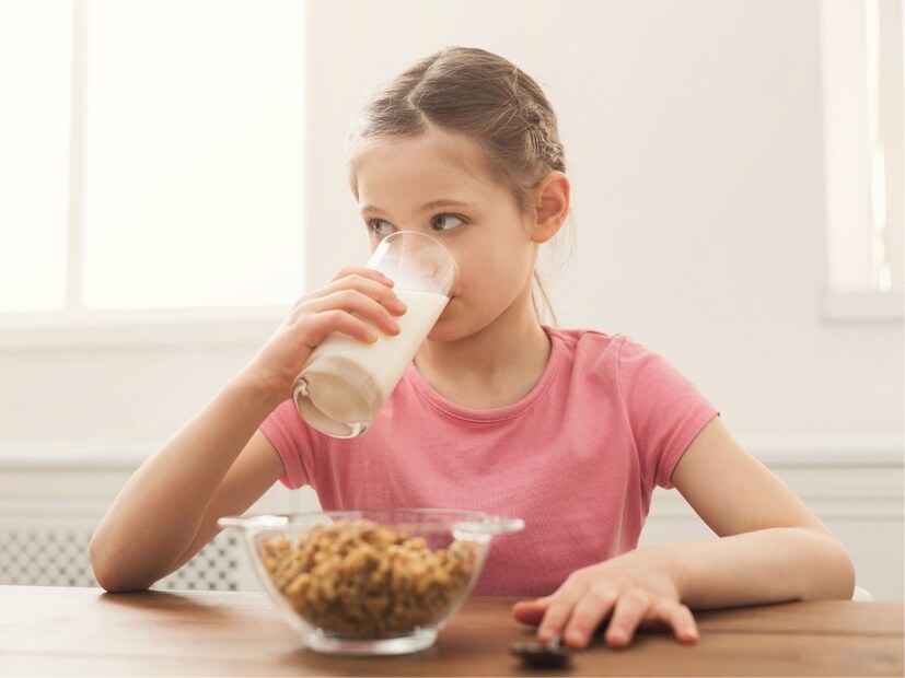 साधारणपणे, अन्नपदार्थांवर तीन प्रकारच्या तारखा छापल्या जातात. बेस्&#x200d;ट इफ यूज्&#x200d;ड बाय डेट, द सेल बाय डेट आणि यूज बाय डेट. हे उत्पादन वापरणे तुमच्यासाठी केव्हा सुरक्षित आहे हे दर्शविते. जर तुम्ही बेस्&#x200d;ट बीफोर डेट किंवा एक्&#x200d;सपायरी डेटनंतर काही दिवसांनी अन्न-पेये घेतली तर कदाचित तुमच्यावर काही परिणाम होणार नाही. मात्र इतर उत्पादनांच्या तुलनेत दुधाबाबत सावधगिरी बाळगणे आवश्यक आहे.