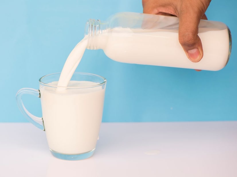 मात्र, दुधाची बाब वेगळी आहे. जरी मुदत संपल्यानंतर दूध खराब झाले नाही, तरीही तुम्ही ते तुमच्या लहान मुलांना देणे टाळावे. हे दूध प्यायल्याने मुलांना हानिकारक बॅक्टेरियांचा संसर्ग होऊ शकतो, ज्यामुळे उलट्या, जुलाब आणि ताप येऊ शकतो. कुत्रे आणि मांजरींनादेखील एक्स्पायर झालेले दूध देण्याचे दुष्परिणाम होऊ शकतात.