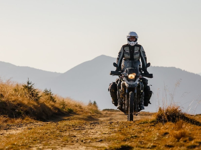 स्पोर्ट्स बाईक (Sports Bike) असोत किंवा साधी कम्युटर बाईक. पण या सर्व बाईक्समध्ये एक गोष्ट तुम्ही नेहमी पाहिली असेल, ती म्हणजे मागची सीट (Pillion Seat) जी पुढच्या सीटपेक्षा नेहमीच थोडी उंच असते. पण कधी विचार केला का की ही सीट अशी वर किंवा उंच का असते? स्पोर्ट्स बाईक (Sports Bike) असोत किंवा साधी कम्युटर बाईक. पण या सर्व बाईक्समध्ये एक गोष्ट तुम्ही नेहमी पाहिली असेल, ती म्हणजे मागची सीट (Pillion Seat) जी पुढच्या सीटपेक्षा नेहमीच थोडी उंच असते. पण कधी विचार केला का की ही सीट अशी वर किंवा उंच का असते?