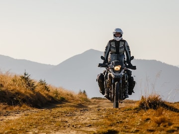 बाईकच्या मागची सीट उंच का असते? स्टाइल नाही यामागे वेगळंच कारण बाईकच्या मागची सीट उंच का असते? स्टाइल नाही यामागे वेगळंच कारण