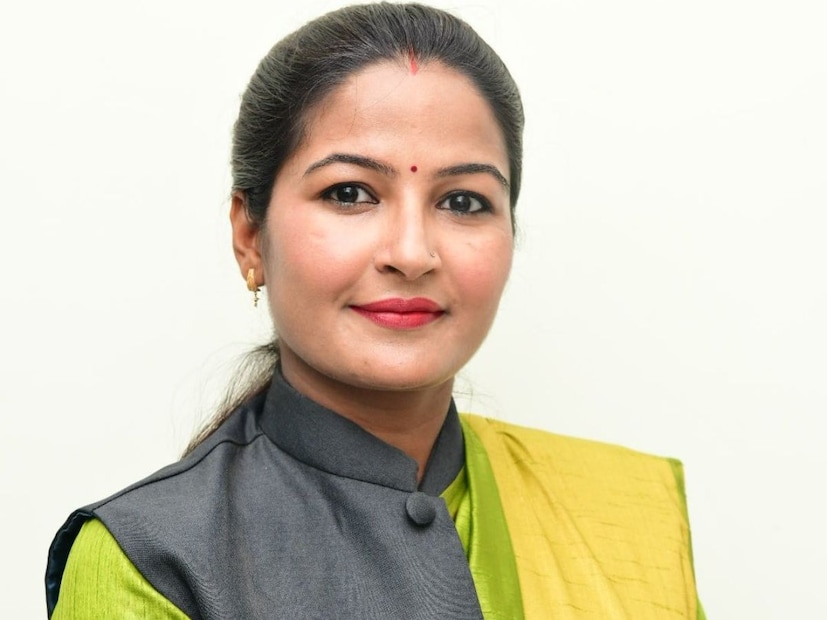 संतापलेल्या स्वरात त्यांनी पत्रकारांना विचारले, 