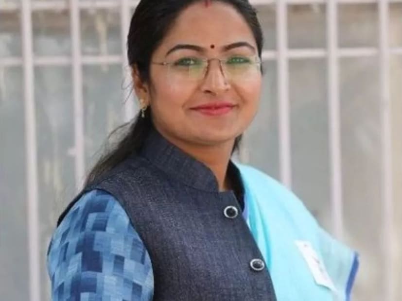 माहितीनुसार मारौन्हा गावात पंकज सिंग यांच्या निवासस्थानी धाड टाकण्यात आली होती. तिथे हा गांजा अत्यंत चलाखीने भाताच्या (Paddy) पोत्यांमध्ये लपवून ठेवला होता. पंकजने पोलिसांना चौकशीत सांगितले की, गांजाचा हा साठा अनिल बागडी आणि आणखी एक आरोपी शैलेंद्र सिंग राजावत (जो सध्या फरार आहे) यांनी त्याला दिला होता.